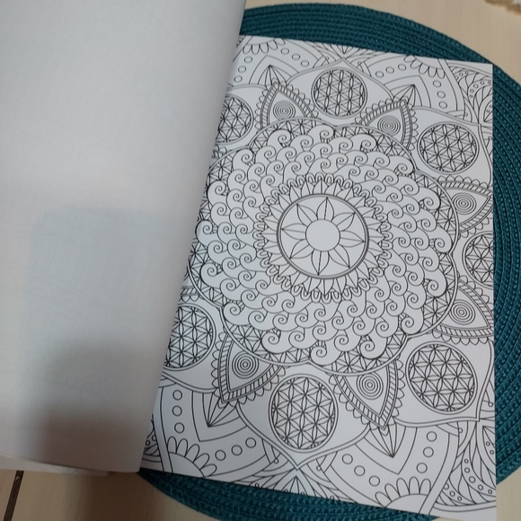 Geometric patterns and Zen colouring books - Picture 3 of 9